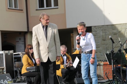 Prowadzący zespół Grzegorz Waloszczyk wraz z organizatorką Marią Bujok